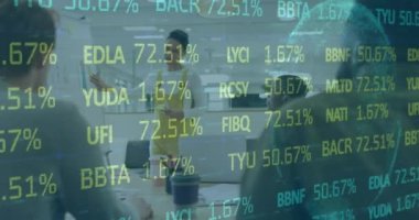 Dünya 'nın animasyonu, ticaret kurulu, çeşitli iş kadınlarının iş arkadaşlarına sunumu. Dijital bileşik, çoklu pozlama, takım çalışması, finans, borsa, yatırım ve teknoloji.