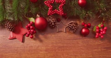 Noel süsleri ve ahşap yüzeyde yeşil dallar üzerine kutsal metin afişinin animasyonu. Noel şenliği ve kutlama konsepti