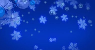 Mavi arka planda, süslenmiş Noel ağacı dallarının üzerine düşen kar taneleri ikonlarının canlandırılması. Noel şenliği ve kutlama konsepti