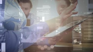 Dijital tablet kullanılarak iş kadınının orta kesiminde istatistiksel veri işleme animasyonu. İş veri teknolojisi kavramı