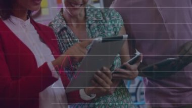 Ofiste tablet üzerinde çalışan çeşitli iş arkadaşlarıyla ilgili finansal grafiklerin ve verilerin animasyonu. İş, finans, ekonomi ve dijital olarak üretilen video teknolojisi kavramı.
