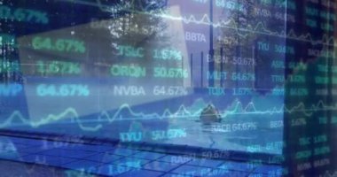 Zarfın animasyonu, finansal veriler ve şehir manzarasının grafikleri. Küresel iş, şehir hayatı, finans ve ekonomi kavramı dijital olarak oluşturulmuş video.