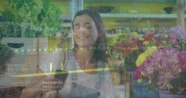 Mutlu beyaz kadının çiçeklerle selfie çekmesi üzerine finansal verilerin animasyonu. Küresel finans, ekonomi, iletişim ve teknoloji konsepti dijital olarak oluşturulmuş video.