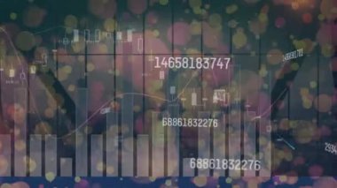 Şehir manzarası üzerinde veri işleme animasyonu. küresel iş ve dijital arayüz kavramı dijital olarak oluşturulmuş video.