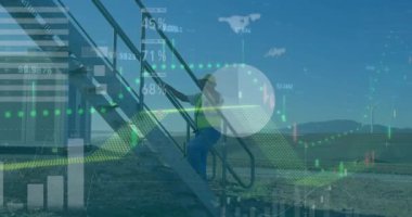 Kafkas erkek işçi üzerindeki veri işleme animasyonu. Küresel iş ve dijital arayüz kavramı dijital olarak oluşturulmuş video.