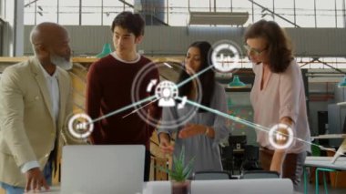 Ofisteki çeşitli iş adamlarıyla olan bağlantıların animasyonu. Küresel iş, finans ve dijital arayüz kavramı dijital olarak oluşturulmuş video.