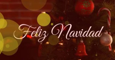 Süslü bir Noel ağacına karşı sarı ışık lekeleri ve Felix Navidad metin afişi animasyonu. Noel şenliği ve kutlama konsepti