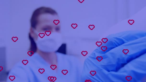 顔のマスクに赤いハートと紫の色合いのアニメーション 医療サービス データ処理の概念デジタル生成ビデオ — ストック動画