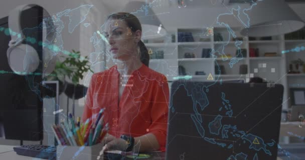 Animacja Abstrakcyjnego Wzorca Globus Mapa Nad Białą Bizneswoman Pracującą Laptopie — Wideo stockowe