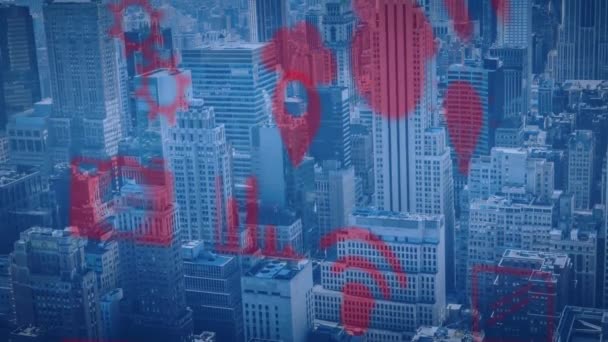都市の空中風景に浮かぶ複数のデジタルアイコンのアニメーション コンピュータ インターフェースとビジネス技術の概念 — ストック動画