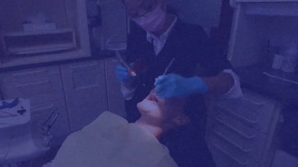 Animering Mönster Och Lila Nyans Över Patienten Tandläkarstolen Och Kvinnlig — Stockvideo