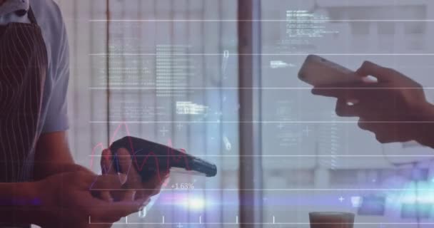 Анимирование Бинарного Кода Компьютерного Языка Графиков Над Обрезанными Руками Клиента — стоковое видео