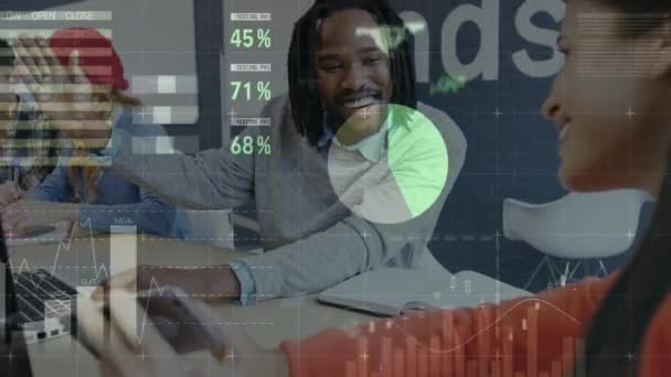 Statisztikai Adatfeldolgozás Élénkítése Különböző Férfi Női Kollégák Részvételével Megvitatva Üzleti — Stock videók