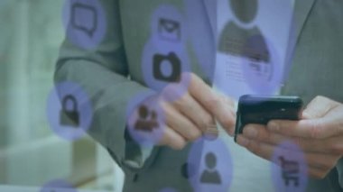 Akıllı telefon kullanarak iş adamlarının üzerindeki simgelerle bağlantı ağının animasyonu. Dijital olarak oluşturulmuş küresel finans, iş, bağlantılar ve veri işleme kavramı.