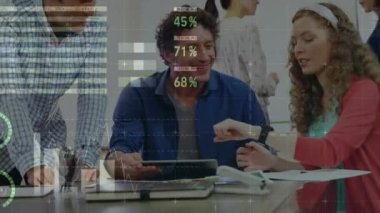 Beyaz iş adamlarının ofiste birlikte çalışması üzerine finansal verilerin ve grafiklerin animasyonu. İş, finans, ekonomi ve işbirliği konsepti dijital olarak oluşturulmuş video.