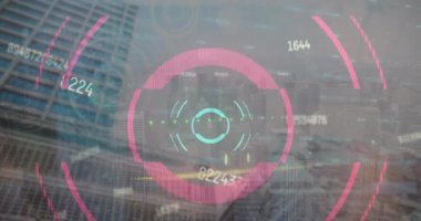 Şehir manzarası üzerinde finansal veri işleme animasyonu. küresel finansman, bilgisayar ve dijital arayüz kavramı dijital olarak oluşturulmuş video.