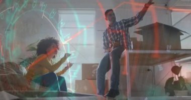 Çeşitli iş adamları üzerinde finansal veri işleme animasyonu. Küresel finansman, iş ve dijital arayüz kavramı dijital olarak oluşturulmuş video.