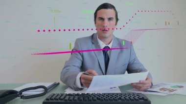 Kafkas işadamının ofisindeki verilerin incelenmesi. Küresel iş ve dijital arayüz kavramı dijital olarak oluşturulmuş video.