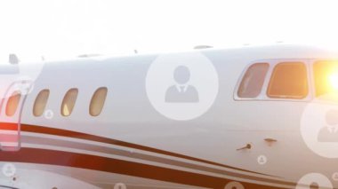 Uçakta medya simgelerinin canlandırılması. Küresel iş, finans ve dijital arayüz kavramı dijital olarak oluşturulmuş video.