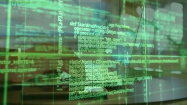 Dizüstü bilgisayarla insan üzerinde veri işleme animasyonu. Küresel iş, finans ve veri işleme kavramı dijital olarak oluşturulmuş video.