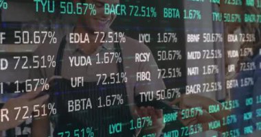 Kablosuz ödemeleri kullanan beyaz kadın ve erkeğin finansal verilerinin animasyonu. Küresel finans, ekonomi, kablosuz ödemeler ve dijital olarak üretilen teknoloji konsepti.