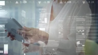 Ofiste tablet üzerinde çalışan beyaz kadın hakkında finansal grafiklerin ve verilerin animasyonu. İş, finans, ekonomi ve dijital olarak üretilen video teknolojisi kavramı.