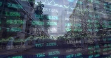 Şehirdeki finansal verilerin ve grafiklerin animasyonu. Küresel iş, şehir hayatı, finans ve ekonomi kavramı dijital olarak oluşturulmuş video.