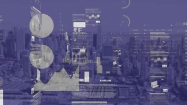 Güneşli bir günde nehir kenarında bir şehir manzarası, iş istatistikleri yeşil ekranda her yöne doğru ilerliyor..