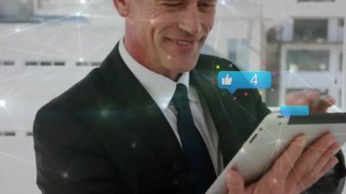 Birbirine bağlı noktaların animasyonu, dijital tablet kullanan beyaz adamın numaralarıyla ilgili tebligatlar. Dijital bileşik, çoklu pozlama, iş dünyası, sosyal medya, ofis, iletişim ve teknoloji.