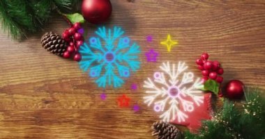 Tahta yüzeyde fotokopi alanı ile süslenmiş neon kar taneleri ikonlarının animasyonu. Noel şenliği ve kutlama konsepti