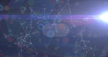 Kara arkaplanda veri işleme üzerinden bağlantı ve ok ağının animasyonu. Küresel teknoloji, bilgisayar ve dijital arayüz kavramı dijital olarak oluşturulmuş video.