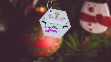 Mutlu noeller ve süslenmiş Noel ağacına asılı mutlu yeni yıl afişleri. Noel şenliği ve kutlama konsepti