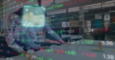 Grafik animasyonu, kareler ve çok ırklı iş arkadaşlarının ofiste tartışması üzerine ticaret kurulu. Dijital bileşik, çoklu pozlama, borsa, rapor, finans, iş ve yatırım kavramı.