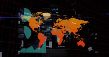 Harita üzerinde siyah arkaplan üzerinde numaralar bulunan bilgi arayüzünün canlandırması. Dijital olarak üretilen hologram, global, report, finanse, business, database, digits, count and technology concept.