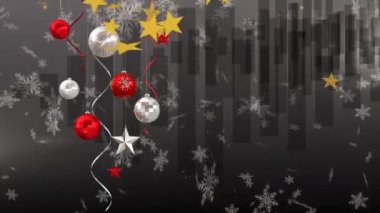 Bu video, ses grafiği eşitleyicisinin bir gösterimiyle beyaz bir zemine noel süslemeleri ve flamalar asmayı içeriyor.. 