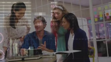 İşletme yöneticileri bir toplantıda mali tabloları tartışıyorlar. Ekrandaki çeşitli çizelgelere bakıyorlar ve not alıyorlar..