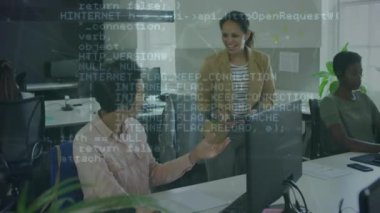 Ofisteki çeşitli iş adamları üzerinde veri işleme animasyonu. Küresel iş ve dijital arayüz kavramı dijital olarak oluşturulmuş video.