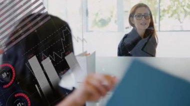 Çeşitli iş adamları üzerinde finansal veri işleme animasyonu. Küresel finansman, iş ve dijital arayüz kavramı dijital olarak oluşturulmuş video.