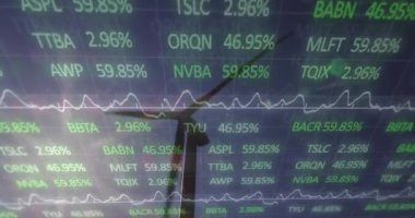 Mavi gökyüzüne karşı dönen yel değirmeninin üzerinde işlenen istatistiksel ve borsa verilerinin animasyonu. Küresel ekonomi ve yenilenebilir enerji teknolojisi kavramı