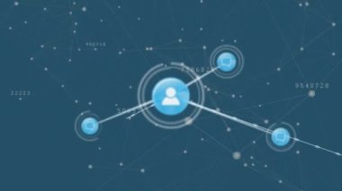 Simgelerin canlandırılması, mavi arkaplana karşı çizgilerle ve sayılarla bağlantılı noktalar. Dijital olarak üretilmiş, hologram, illüstrasyon, soyut, iletişim, rakamlar ve teknoloji kavramı.