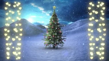 Peri ışıkları ve kışın süslenmiş Noel ağacı üzerine yağan karların animasyonu. Noel şenliği ve kutlama konsepti