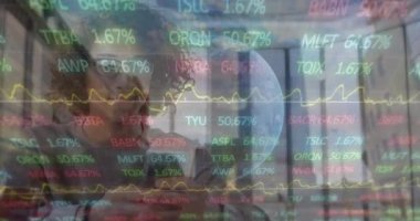 Akıllı telefon kullanan iki ırklı adamın finansal verilerinin animasyonu. Küresel finans, ekonomi, iletişim ve teknoloji konsepti dijital olarak oluşturulmuş video.