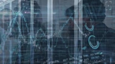Bilgisayar sunucuları üzerinden veri işleme ve iş adamlarının animasyonu. Küresel iş, bilgisayar ve veri işleme kavramı dijital olarak oluşturulmuş video.