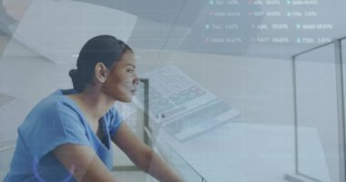 Bilgisayar kullanan melez kadın doktorların finansal veri işleme animasyonları. Dijital olarak oluşturulmuş küresel bağlantılar, teknoloji ve veri işleme kavramı.