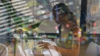 Ofiste dizüstü bilgisayarda çalışan beyaz kadın hakkında finansal verilerin ve grafiklerin animasyonu. İş, finans, ekonomi ve teknoloji konsepti dijital olarak oluşturulmuş video.