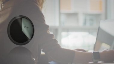 Dizüstü bilgisayar ve akıllı telefon kullanan bir kadının orta bölümündeki istatistiksel veri işleme animasyonu. İş veri teknolojisi kavramı