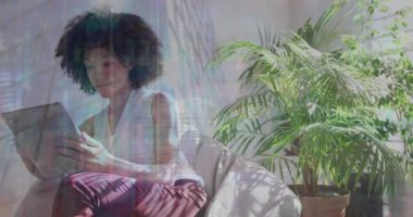 Dijital tablet kullanan Afro-Amerikan iş kadınının ticaret kurulu ve binasının animasyonu. Dijital bileşik, çoklu pozlama, borsa, ofis, şehir, yatırım ve teknoloji konsepti.