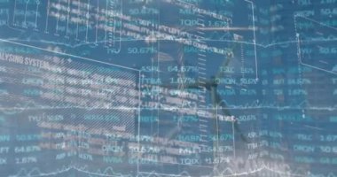 Mavi gökyüzüne karşı dönen yel değirmeninin üzerinde borsa veri işleme arayüzünün animasyonu. Küresel ekonomi ve yenilenebilir enerji teknolojisi kavramı