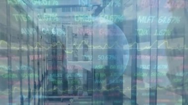 Sunucu odasında dünya ile veri işleme animasyonu. Küresel teknoloji, bilgisayar ve dijital arayüz kavramı dijital olarak oluşturulmuş video.