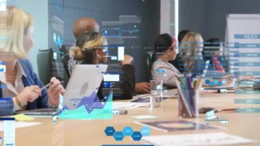 Çeşitli iş adamları üzerinde finansal veri işleme animasyonu. Küresel finansman, iş ve dijital arayüz kavramı dijital olarak oluşturulmuş video.